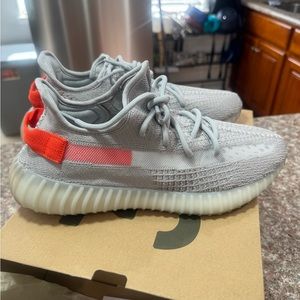 Yeezy Boost 350 V2 'Tail Light' – Size US 11.5 M